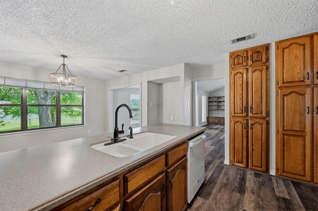 1344 Kiowa Drive E, Lake Kiowa, TX 76240