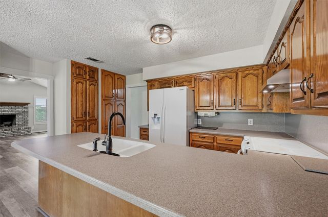 1344 Kiowa Drive E, Lake Kiowa, TX 76240