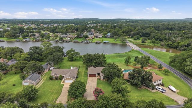 1344 Kiowa Drive E, Lake Kiowa, TX 76240