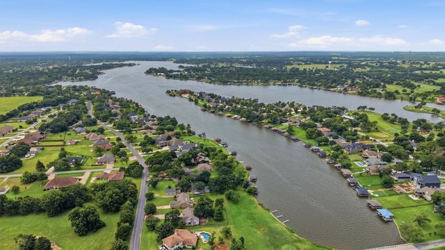 1344 Kiowa Drive E, Lake Kiowa, TX 76240