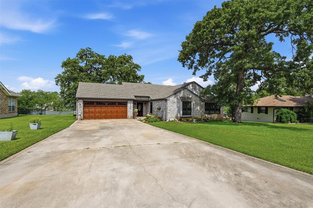 1344 Kiowa Drive E, Lake Kiowa, TX 76240