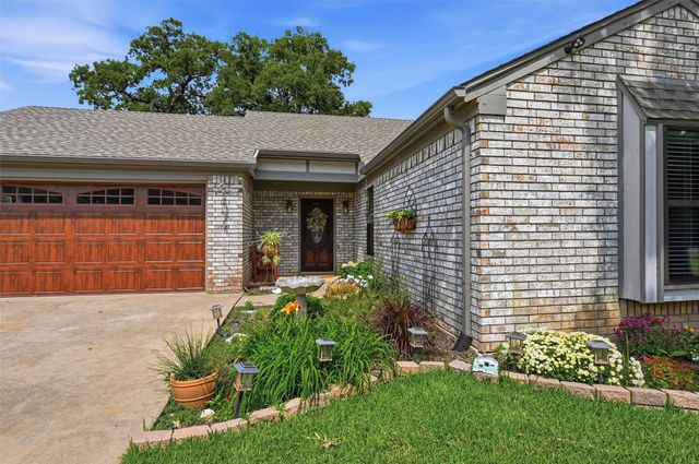 1344 Kiowa Drive E, Lake Kiowa, TX 76240