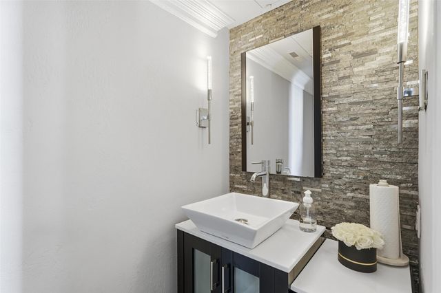 15922 Archwood Lane 1011, Dallas, TX 75248