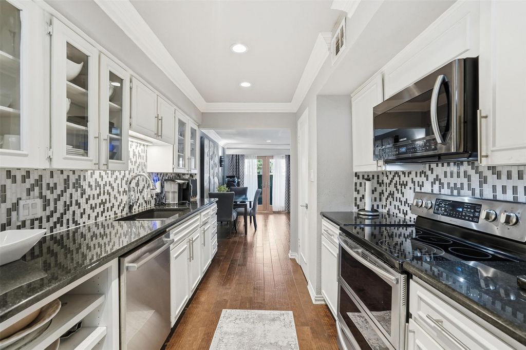 15922 Archwood Lane 1011, Dallas, TX 75248