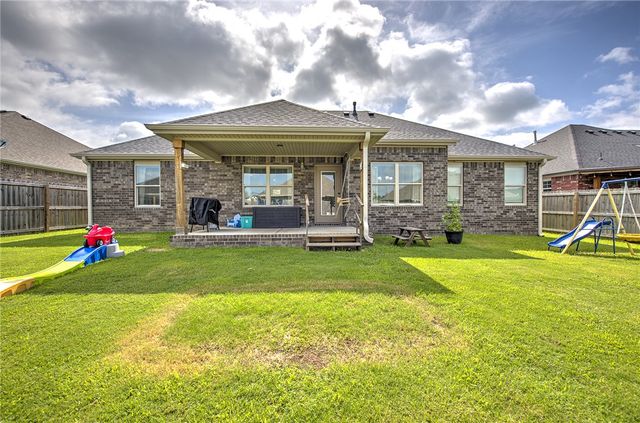 951 Trailwood Street, Tontitown, AR 72762