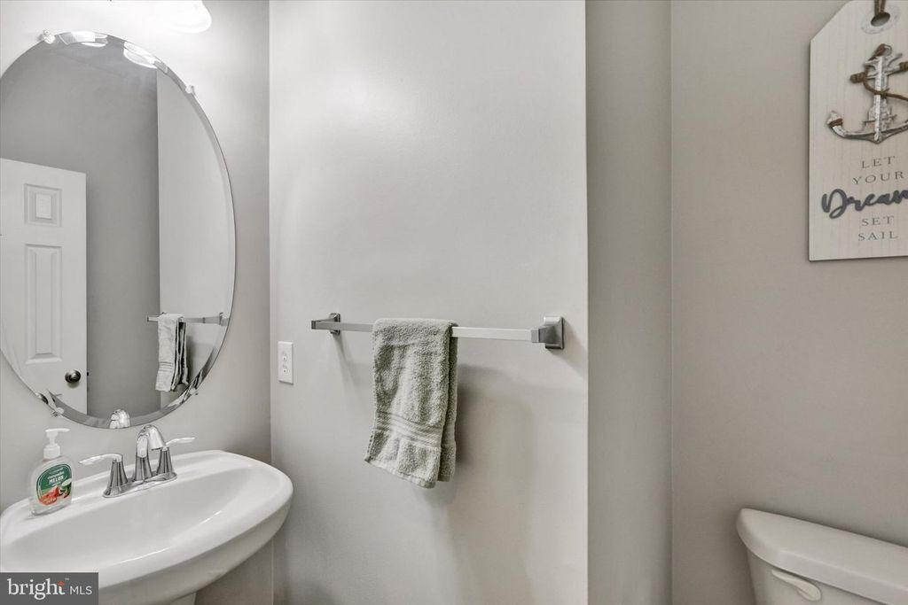 Image 10 of property listing at 9663 DAVISON RD, Middle River, MD 21220