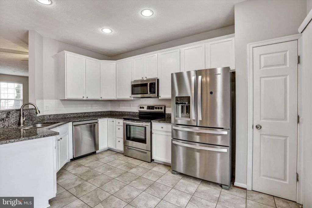 Image 8 of property listing at 9663 DAVISON RD, Middle River, MD 21220