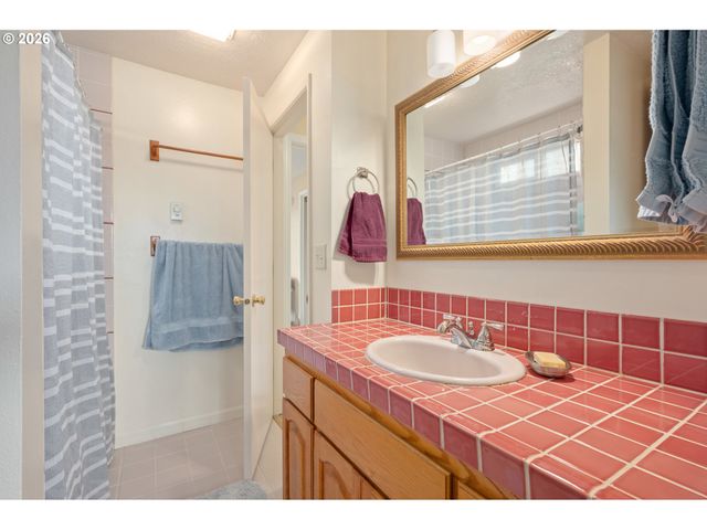 2154 PRINCETON Dr, Eugene, OR 97405