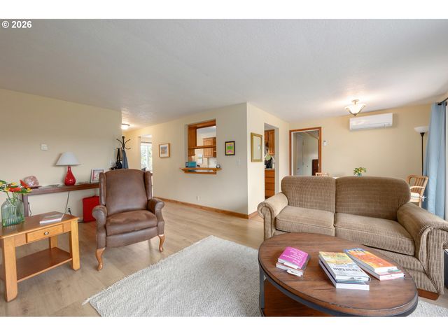 2154 PRINCETON Dr, Eugene, OR 97405