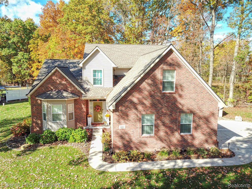 1291 Courtney Court, Hartland Township, MI 48353