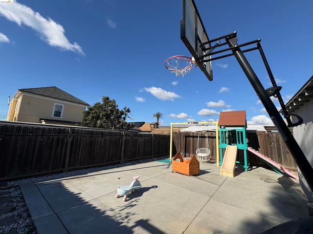 2021 Mitchell St, Oakland, CA 94601