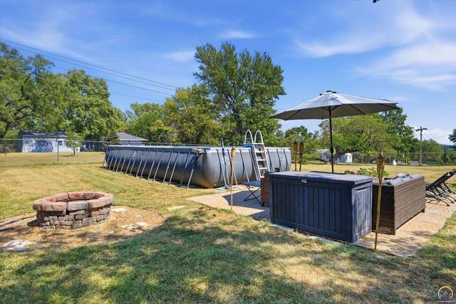4310 NW 46th ST, Topeka, KS 66618