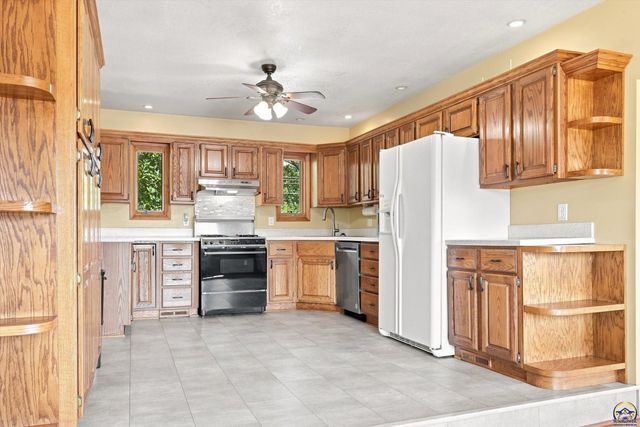 4310 NW 46th ST, Topeka, KS 66618