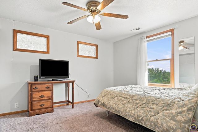 4310 NW 46th ST, Topeka, KS 66618
