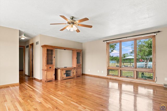 4310 NW 46th ST, Topeka, KS 66618