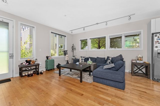 24 Bay State Rd 5, Cambridge, MA 02138