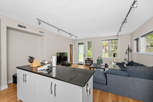 24 Bay State Rd 5, Cambridge, MA 02138