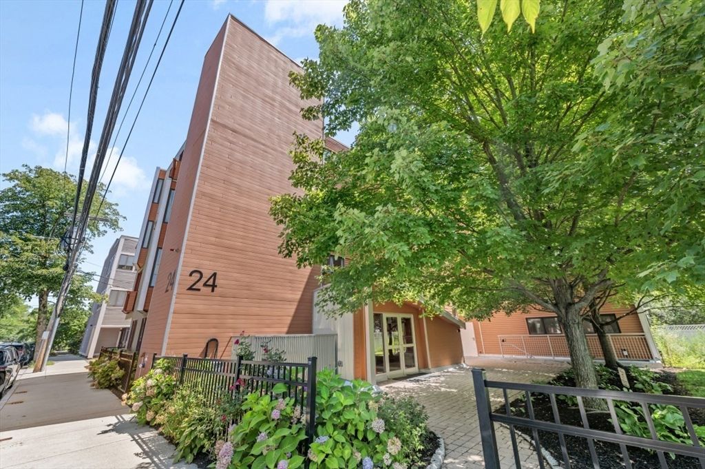24 Bay State Rd 5, Cambridge, MA 02138