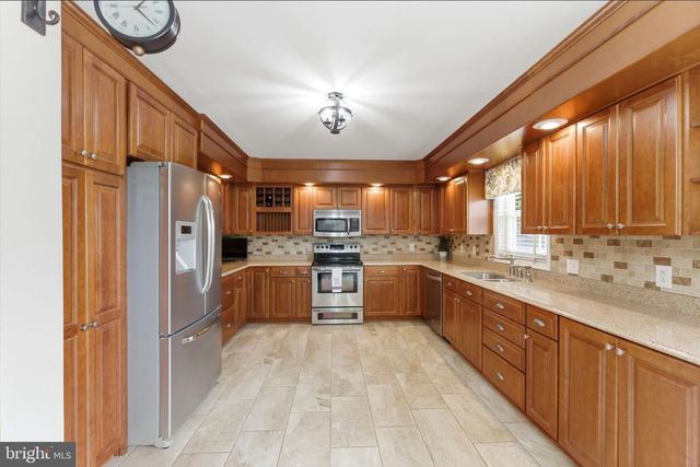 17 RENAISSANCE DR, Martinsburg, WV 25403