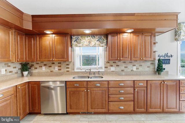 17 RENAISSANCE DR, Martinsburg, WV 25403