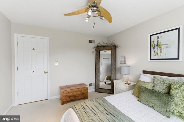 17 RENAISSANCE DR, Martinsburg, WV 25403