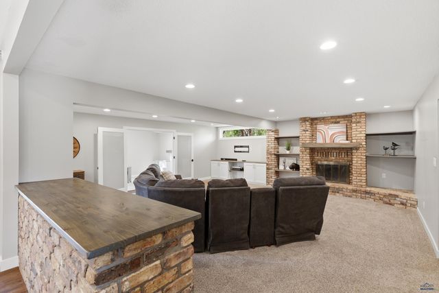 639 WESTWIND DR, Rapid City, SD 57702
