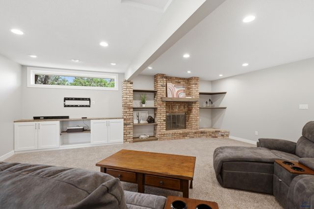 639 WESTWIND DR, Rapid City, SD 57702