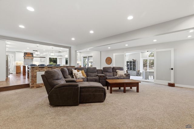 639 WESTWIND DR, Rapid City, SD 57702