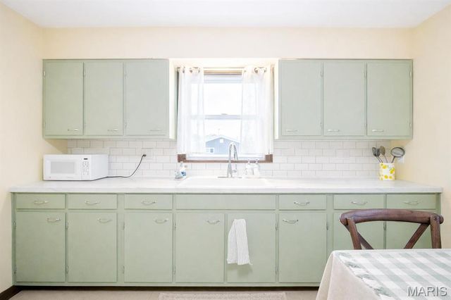 319 E Schuetz Street, Lebanon, IL 62254