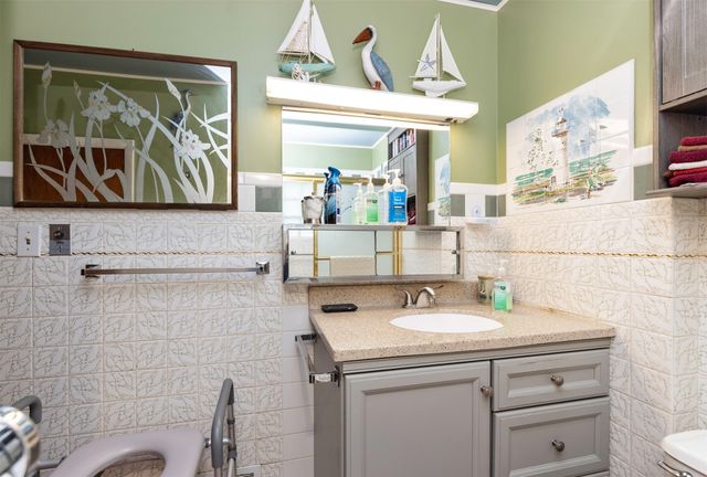 710 Douglas Avenue, Des Moines, IA 50313