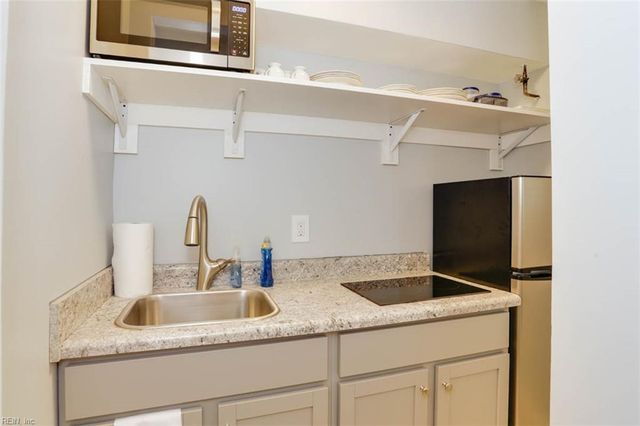 215 4th St, Virginia Beach, VA 23451