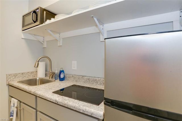 215 4th St, Virginia Beach, VA 23451