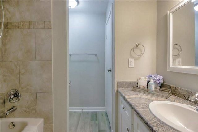 2125 Augusta Drive 63, Houston, TX 77057