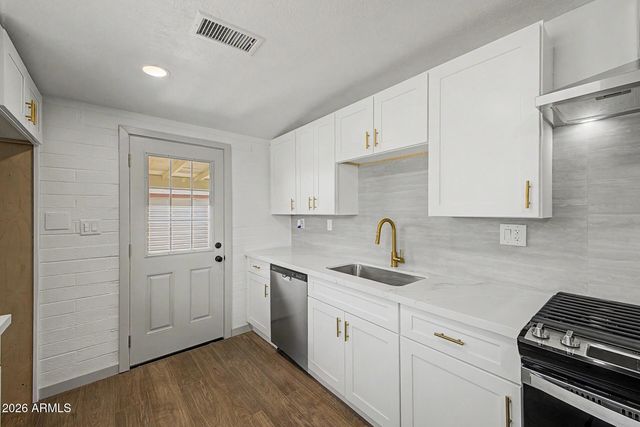 6414 W MITCHELL Drive, Phoenix, AZ 85033