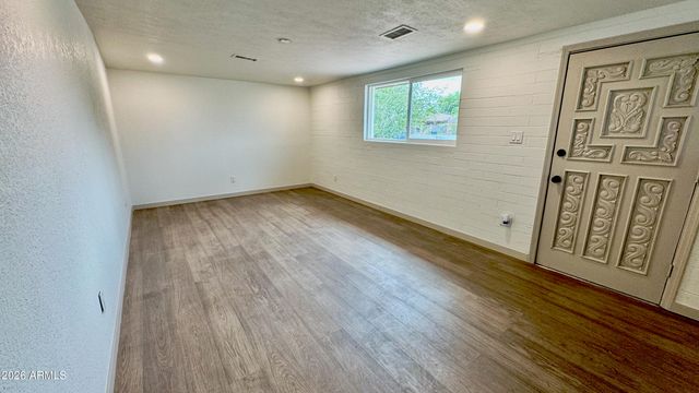 6414 W MITCHELL Drive, Phoenix, AZ 85033