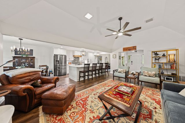 410 De La Cruz Street, Weatherford, TX 76085
