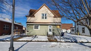 209 5th St W, Vinton, IA 52349