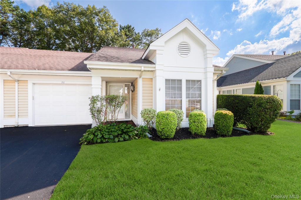 20 Amagansett Court, Ridge, NY 11961
