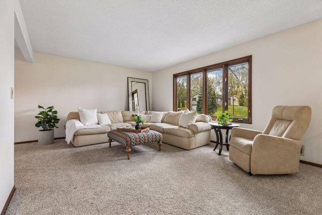 2720 Pineview Lane N, Plymouth, MN 55441