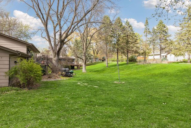 2720 Pineview Lane N, Plymouth, MN 55441
