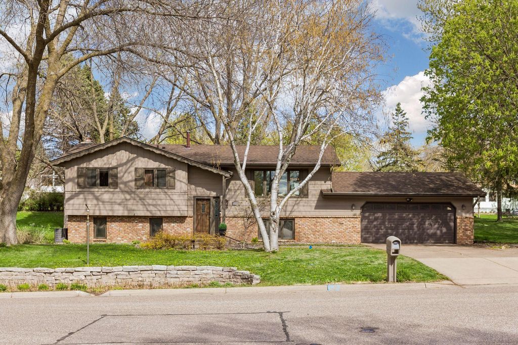 2720 Pineview Lane N, Plymouth, MN 55441