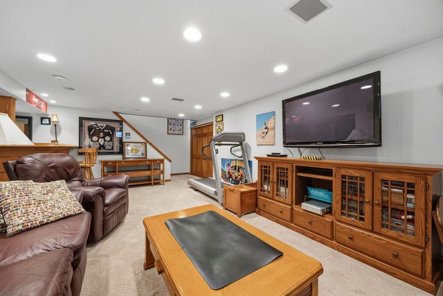 27W231 Bolles Avenue, Winfield, IL 60190