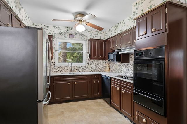 27W231 Bolles Avenue, Winfield, IL 60190