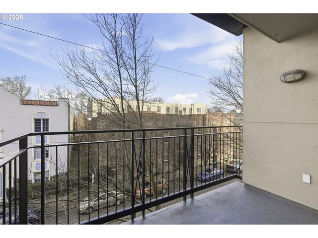 1930 Nw IRVING St 302, Portland, OR 97209