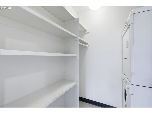 1930 Nw IRVING St 302, Portland, OR 97209