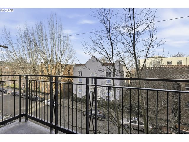 1930 Nw IRVING St 302, Portland, OR 97209