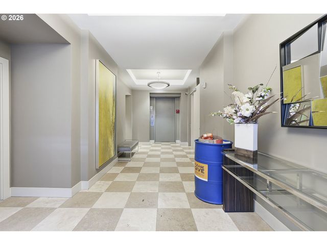 1930 Nw IRVING St 302, Portland, OR 97209