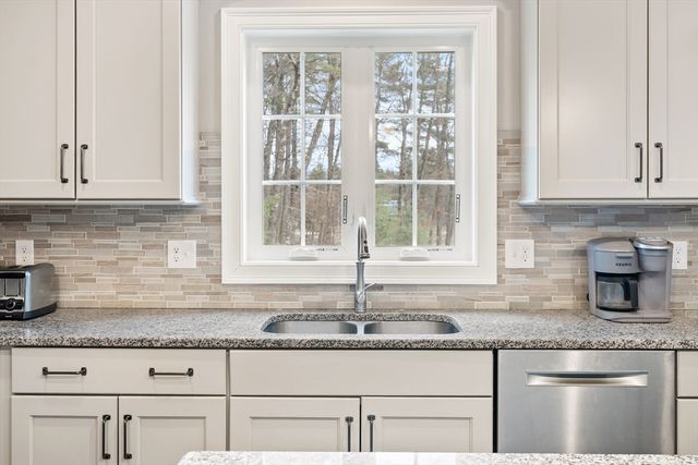 44 Sheffield St, Windham, NH 03087