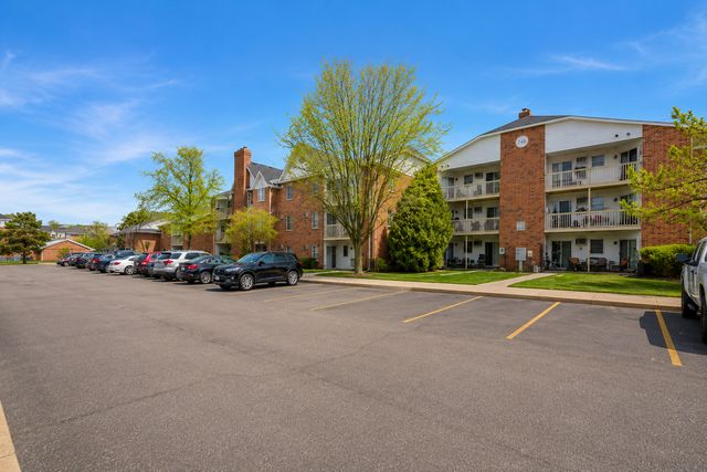 1332 Cunat Court 2B, Lake In The Hills, IL 60156