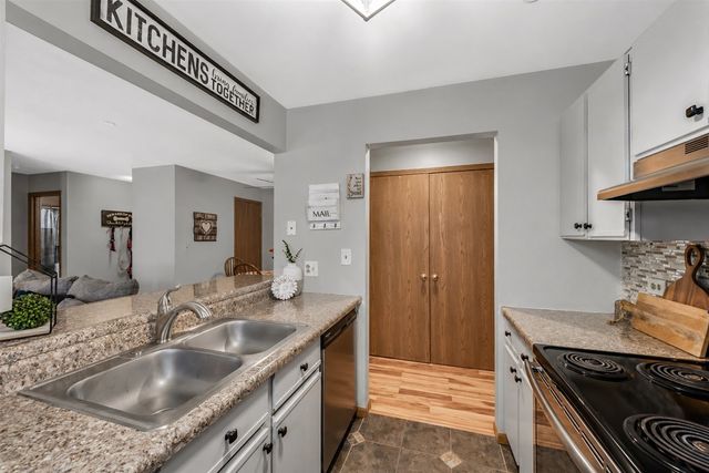 1332 Cunat Court 2B, Lake In The Hills, IL 60156
